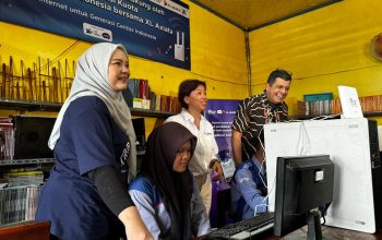 GERAKAN DONASI KUOTA: Group Head XL Axiata Region Jabodetabek, Rd. Sofia Purbayanti (paling kiri), Direktur & Chief Enterprise Business and Corporate Affairs Officer XL Axiata, Yessie D. Yosetya (tengah), dan Chief Corporate Affairs XL Axiata, Marwan O. Baasir (paling kanan) mengamati perwakilan siswa SMK Adhi Karya yang mencoba fasilitas akses internet program GDK di Bekasi, Rabu (2/10).