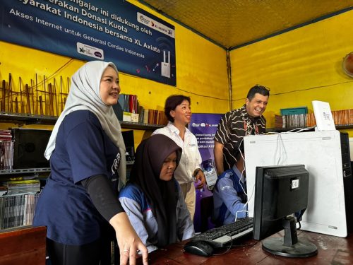 GERAKAN DONASI KUOTA: Group Head XL Axiata Region Jabodetabek, Rd. Sofia Purbayanti (paling kiri), Direktur & Chief Enterprise Business and Corporate Affairs Officer XL Axiata, Yessie D. Yosetya (tengah), dan Chief Corporate Affairs XL Axiata, Marwan O. Baasir (paling kanan) mengamati perwakilan siswa SMK Adhi Karya yang mencoba fasilitas akses internet program GDK di Bekasi, Rabu (2/10).