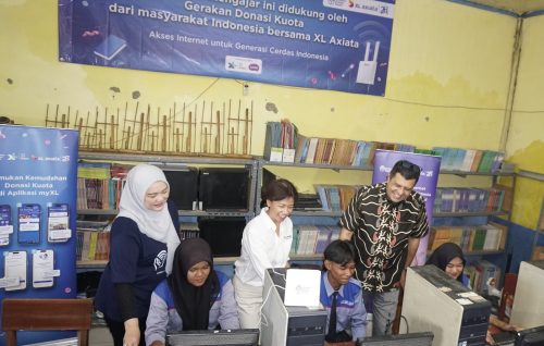 GDK KAB. BEKASI: Group Head XL Axiata Region Jabodetabek, Rd. Sofia Purbayanti (paling kiri), Direktur & Chief Enterprise Business and Corporate Affairs Officer XL Axiata, Yessie D. Yosetya (tengah), dan Chief Corporate Affairs XL Axiata, Marwan O. Baasir (paling kanan) mengamati perwakilan siswa SMK Adhi Karya yang mencoba fasilitas akses internet program GDK di Bekasi, Rabu (2/10).