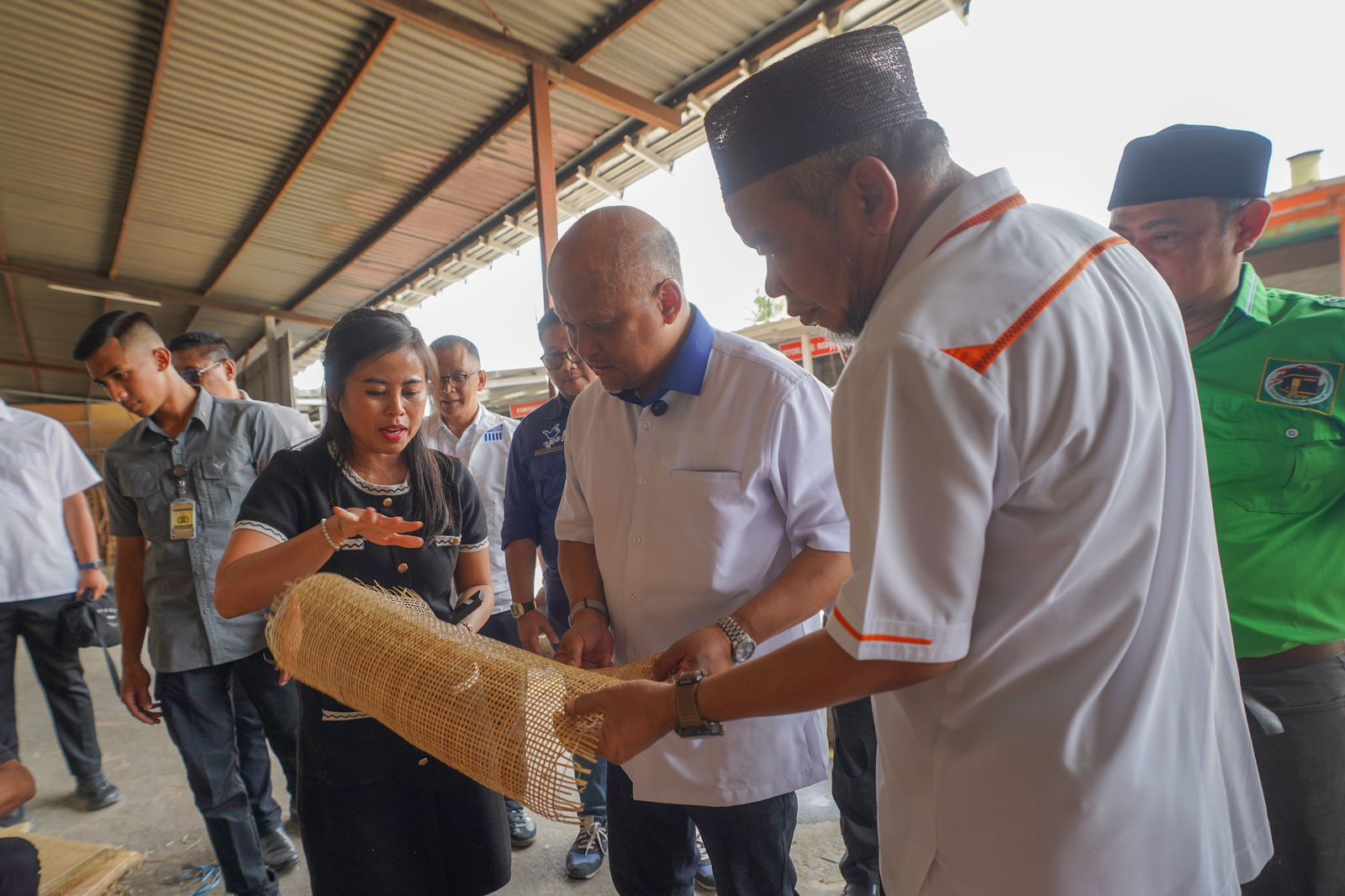Calon Wakil Gubernur Jawa Barat nomor urut 3, Ilham Habibie, mengunjungi Desa Tegalwangi di Cirebon, salah satu sentra kerajinan rotan terbesar di Jawa Barat.