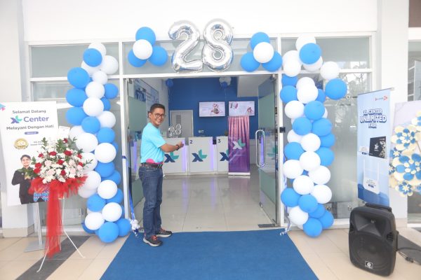 LEBIH DEKAT: Caretaker XL Axiata Kalimantan Area, Sarroso Dwi Panggah melakukan prosesi Peresmian Gedung Kantor dan XL Center Balikpapan, Sabtu (12/10) lalu. (IST)
