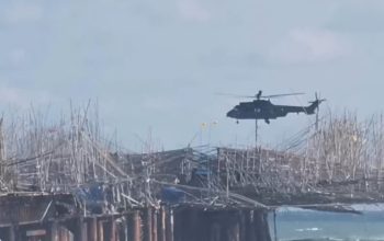 EVAKUASI : Suasana proses evakuasi puluhan nelayan di Tengah Laut Dermaga Eks Jembatan Pasir Besi Tegal Buleud.(Foto : ist)