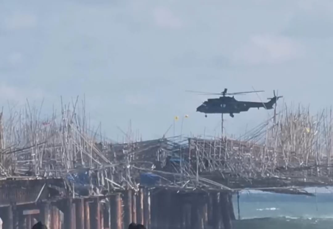 EVAKUASI : Suasana proses evakuasi puluhan nelayan di Tengah Laut Dermaga Eks Jembatan Pasir Besi Tegal Buleud.(Foto : ist)