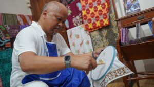 Kunjungi Toko Batik di Bogor, Ilham Habibie Tekankan Pentingnya UMKM 