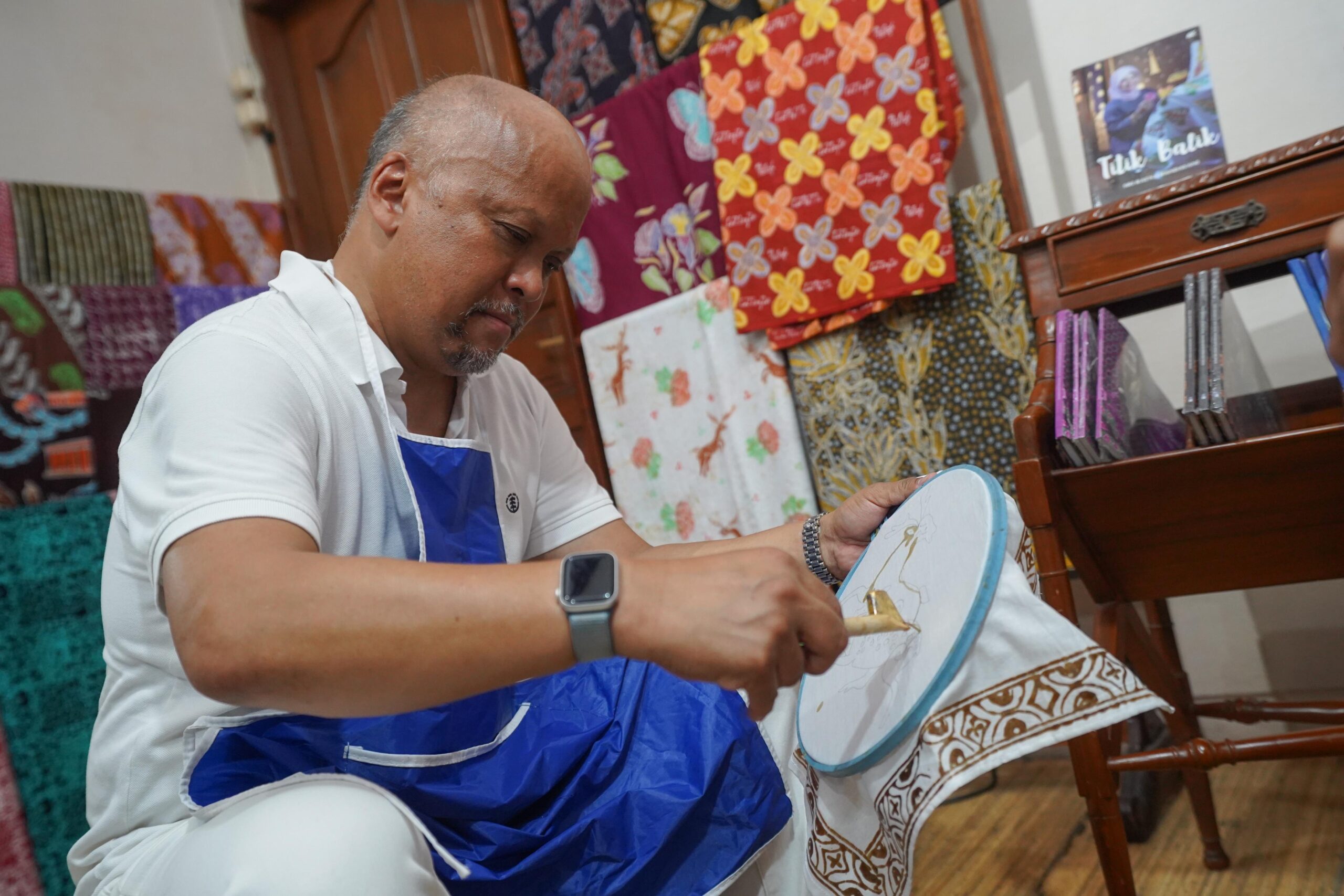 Ilham Habibie, putra sulung Presiden RI ke-3 dan calon Wakil Gubernur Jawa Barat nomor urut 3, melakukan kunjungan ke toko batik “Handayani Geulis” di Kota Bogor,