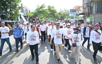 JALAN SANTAI : Anggota DPR RI Heri Gunawan saat menghadiri jalan santai dan senam asik. (FOTO : Ist)