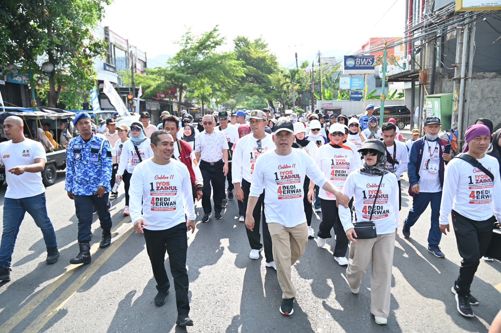 JALAN SANTAI : Anggota DPR RI Heri Gunawan saat menghadiri jalan santai dan senam asik. (FOTO : Ist)