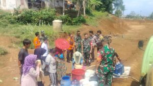 Koramil dan Polsek Nagrak Sukabumi, Kompak Salurkan Air Bersih