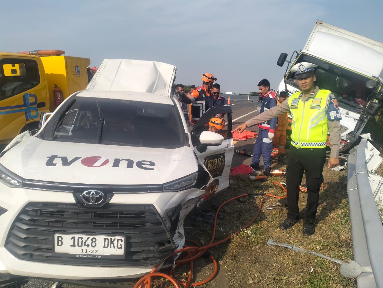 Mobil kru TVOne yang mengalami kecelakaan di KM 315 Tol Batang-Pemalang, Jawa Tengah, Kamis pagi (31/10/2024). (Humas Polres Pemalang)