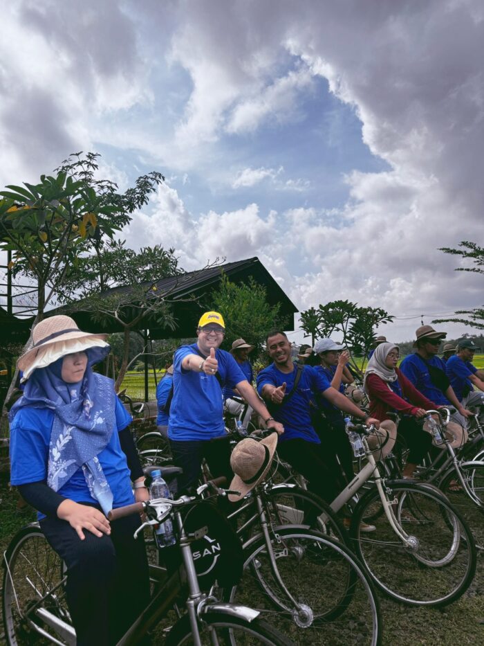 SERU: Chief Corporate Affiars XL Axiata, Marwan O Baasir dan Group Head Corporate Communications & Sustainability XL Axiata foto bersama di sela-sela Gowes Ndeso di Yogyakarta, Rabu (23/10). (Ist)