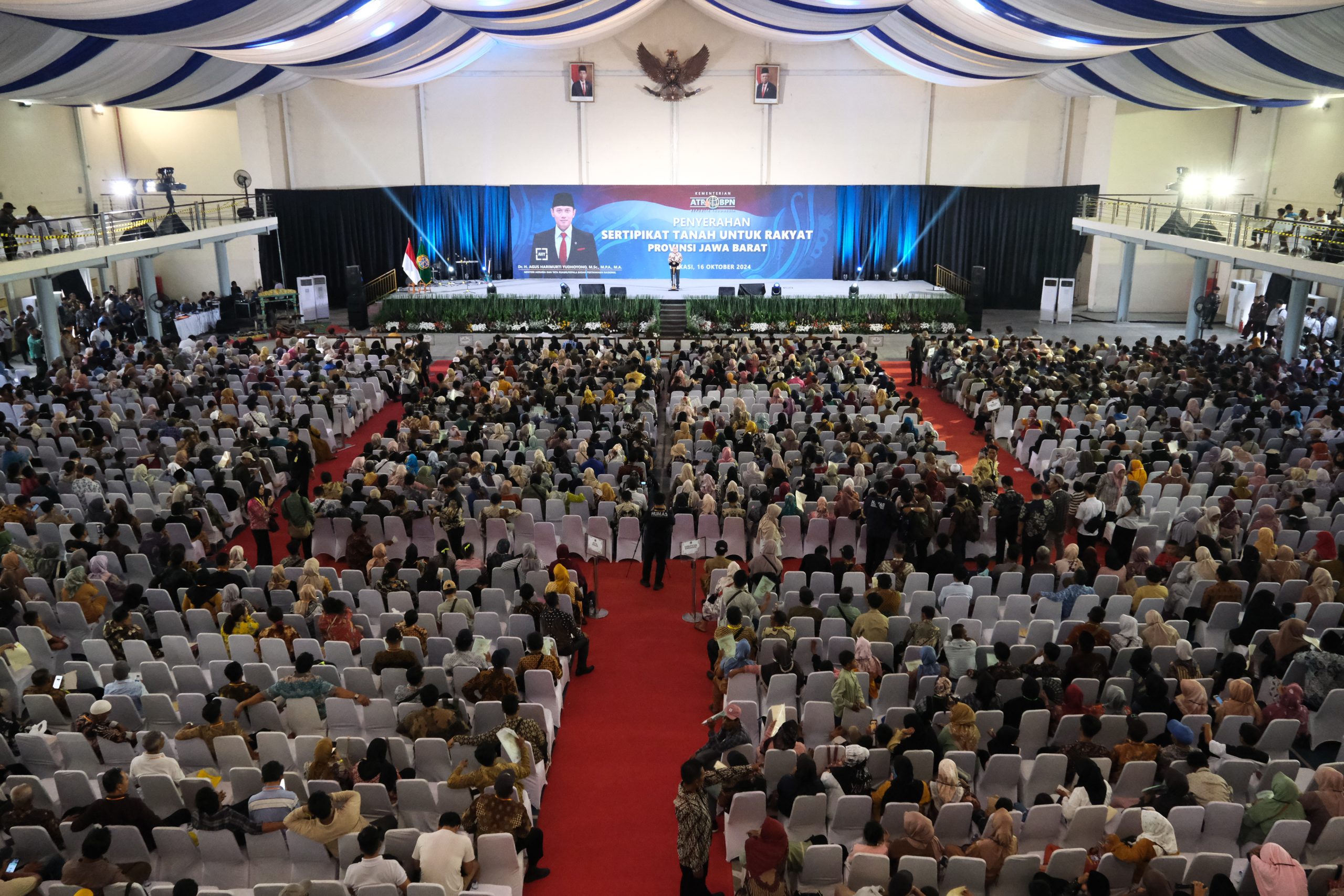 ANTUSIAS : Ratusan warga Desa Cipeuteuy, Kecamatan Cikidang, Kabupaten Sukabumi, saat mendapatkan sertifikat redis dari Kementerian ATR/BPN melalui Kantor Pertanahan Kabupaten Sukabumi, di President University Convention Center (PUCC) Jalan Haji Umar Ismail Blok D No. 7, Jababeka, Bekasi pada Rabu (16/10).(FOTO : UNTUK RADAR SUKABUMI)