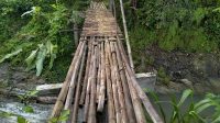 Camat Cisolok Sukabumi Ajak Warga Gotong Royong Perbaiki Jembatan Cipanas