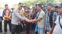 Kapolres Sukabumi Beri Bantuan kepada Warga yang Terjebak Badai Ombak di Tegalbuleud