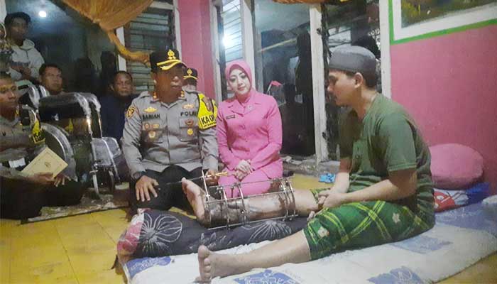Kapolres Sukabumi Berikan Bantuan Kursi Roda