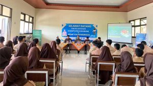Kejari Kabupaten Sukabumi Berikan Penyuluhan Hukum Kepada Siswa SMA Negeri 1 Kalapanunggal