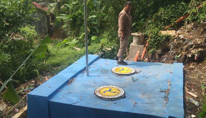 Lurah Subangjaya, Jumyati saat meninjau pembangunan septic tank