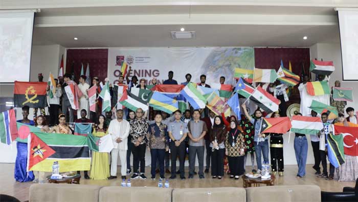 Nusa Putra Sambut 150 Mahasiswa Internasional