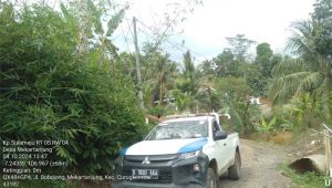 PLN Perbaiki Tiang Listrik Yang Menjuntai di Desa Mekartanjung