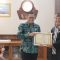 Pj Walikota Sukabumi Kusmana Hartadji memberikan penghargaan