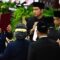Presiden Prabowo Subianto (kiri) dan Wakil Presiden Gibran Rakabuming Raka (kanan) menerima berita acara pelantikan mereka dari pimpinan MPR pada sidang paripurna MPR di Gedung Nusantara, Kompleks Parlemen, Senayan, Jakarta, Minggu (20/10/2024). (ANTARA)