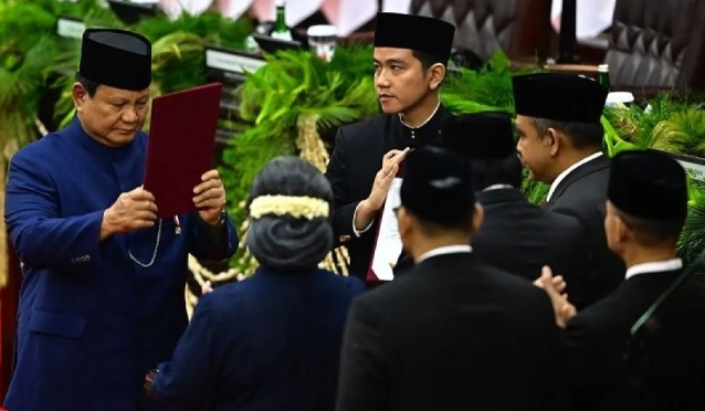 Presiden Prabowo Subianto (kiri) dan Wakil Presiden Gibran Rakabuming Raka (kanan) menerima berita acara pelantikan mereka dari pimpinan MPR pada sidang paripurna MPR di Gedung Nusantara, Kompleks Parlemen, Senayan, Jakarta, Minggu (20/10/2024). (ANTARA)
