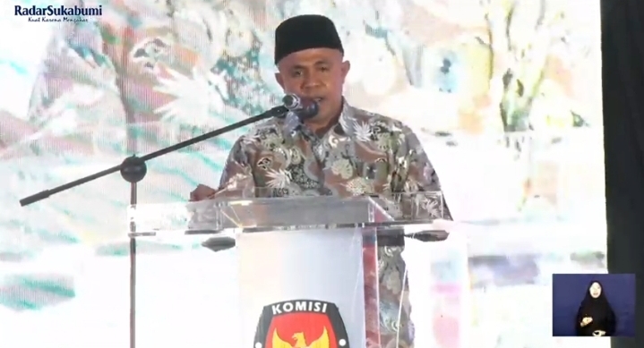 SAMBUTAN : Ketua KPU Kabupaten Sukabumi Kasmin Belle dalam memberikan sambutan pada kegiatan Debat Perdana. (Tangkapan layar Yutube Radar Sukabumi)