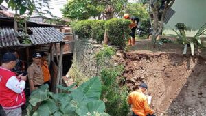 TPT di Limusnunggal Sukabumi Ambruk, Warga Terdampak