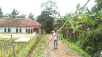 Tiang Listrik di Desa Mekartanjung Sukabumi Miring Resahkan Warga