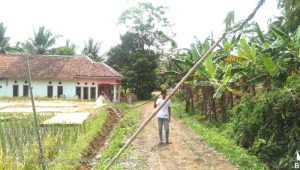Tiang Listrik di Desa Mekartanjung Sukabumi Miring Resahkan Warga