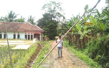 Tiang Listrik di Desa Mekartanjung Sukabumi Miring