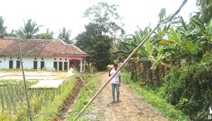 Tiang Listrik di Desa Mekartanjung Sukabumi Miring
