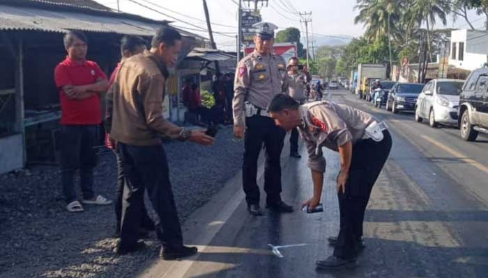 Truk Box Seruduk Angkot di Sukaralang