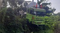 Truk Hino Terperosok ke Tebing Gunung Sumping