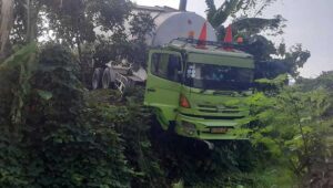 Truk Hino Terperosok ke Tebing Gunung Sumping