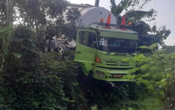 Truk Hino Terperosok