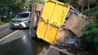 Truk Sampah Terguling di Pasirsuren Palabuhanratu 