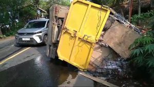 Truk Sampah Terguling di Pasirsuren Palabuhanratu 
