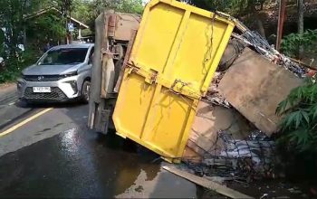 Truk Sampah Terguling