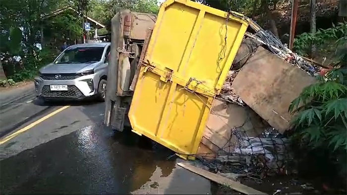 Truk Sampah Terguling