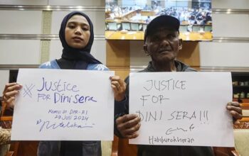 Adik dan ayah Almarhumah Dini Sera Afirianti, Alfikarisma (kiri) dan Ujang Suherman (kanan) saat mengadukan Vonis Bebas Ronald Tannur ke Komisi III DPR di Kompleks Parlemen, Senayan, Jakarta, Senin (29/7/2024).