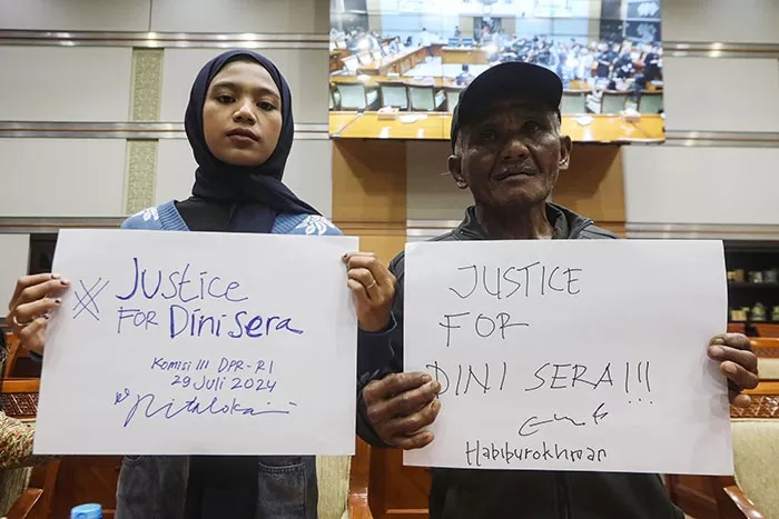 Adik dan ayah Almarhumah Dini Sera Afirianti, Alfikarisma (kiri) dan Ujang Suherman (kanan) saat mengadukan Vonis Bebas Ronald Tannur ke Komisi III DPR di Kompleks Parlemen, Senayan, Jakarta, Senin (29/7/2024).