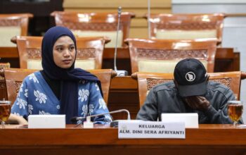 Adik dan ayah Almarhumah Dini Sera Afirianti, Alfikarisma (kiri) dan Ujang Suherman (kanan) menangis saat mengadukan Vonis Bebas Ronald Tannur ke Komisi III DPR di Kompleks Parlemen, Senayan, Jakarta, Senin (29/7/2024). (Salman Toyibi/Jawa Pos)
