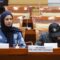 Adik dan ayah Almarhumah Dini Sera Afirianti, Alfikarisma (kiri) dan Ujang Suherman (kanan) menangis saat mengadukan Vonis Bebas Ronald Tannur ke Komisi III DPR di Kompleks Parlemen, Senayan, Jakarta, Senin (29/7/2024). (Salman Toyibi/Jawa Pos)