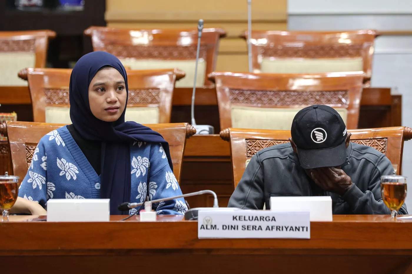 Adik dan ayah Almarhumah Dini Sera Afirianti, Alfikarisma (kiri) dan Ujang Suherman (kanan) menangis saat mengadukan Vonis Bebas Ronald Tannur ke Komisi III DPR di Kompleks Parlemen, Senayan, Jakarta, Senin (29/7/2024). (Salman Toyibi/Jawa Pos)
