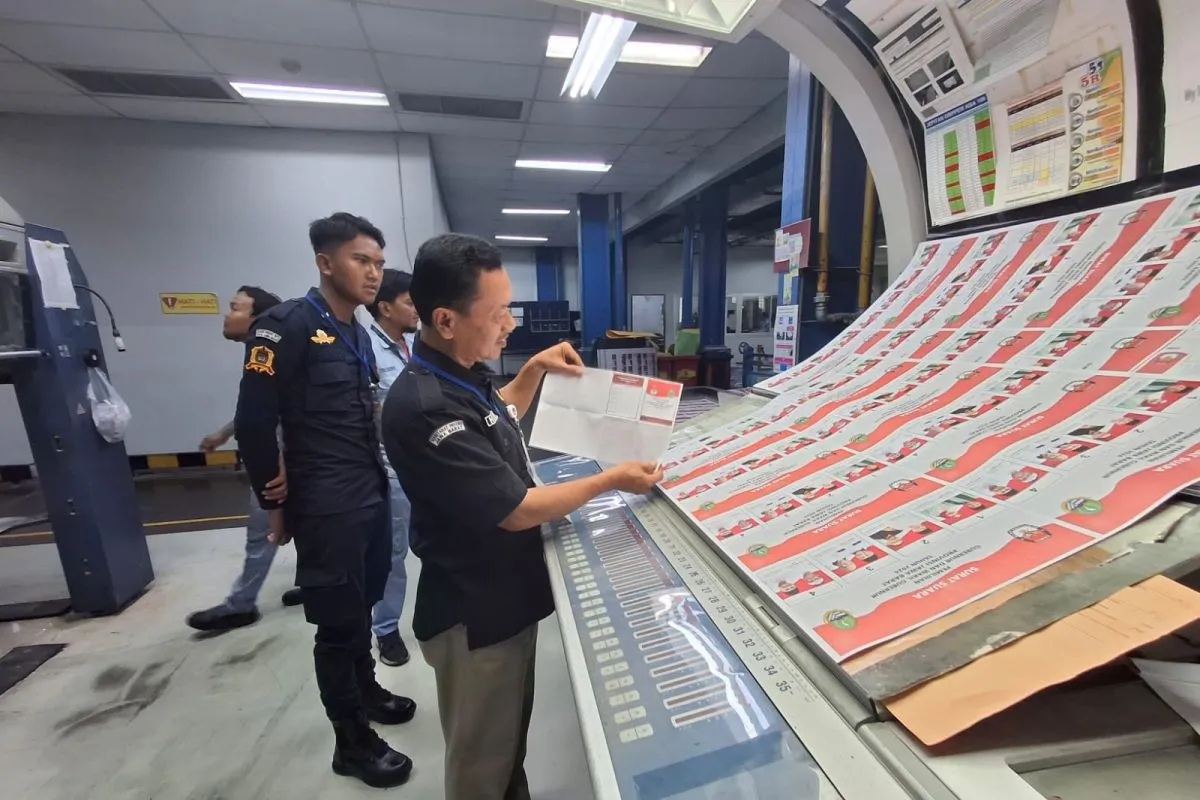 Fungsional Ahli Madya Tata Kelola Pemilu (TKP) KPU Jabar, Susila Hery Prabawa, saat meninjau proses pencetakan surat suara Pilgub Jabar. (KPU Jabar)
