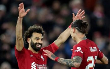 Pesepak bola Liverpool Darwin Nunez (kanan) berselebrasi dengan rekan setimnya Mohamed Salah. (EUTERS/Carl Recine/wsj).