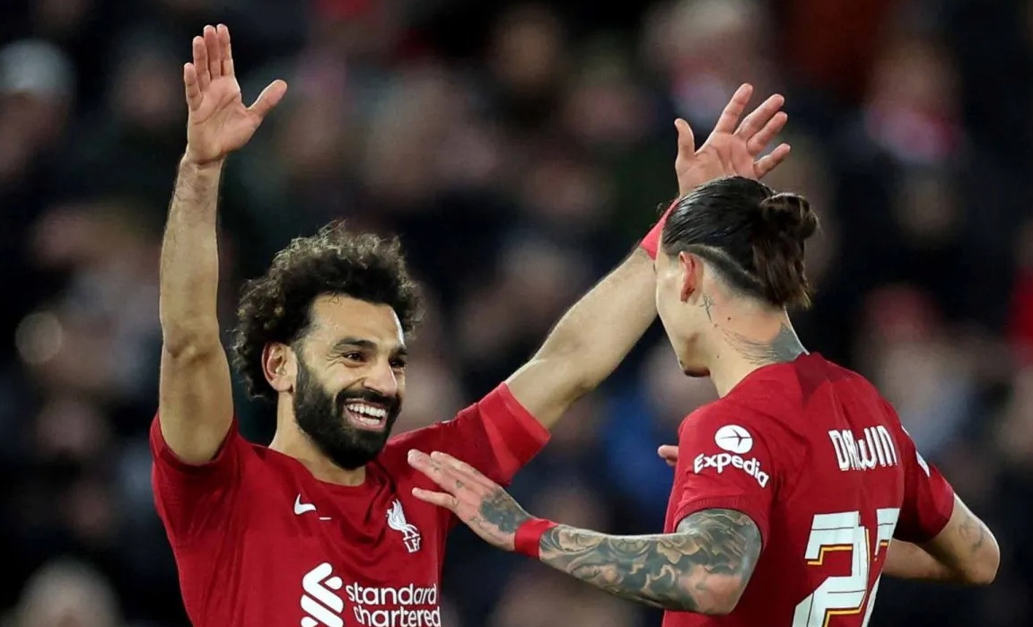 Pesepak bola Liverpool Darwin Nunez (kanan) berselebrasi dengan rekan setimnya Mohamed Salah. (EUTERS/Carl Recine/wsj).