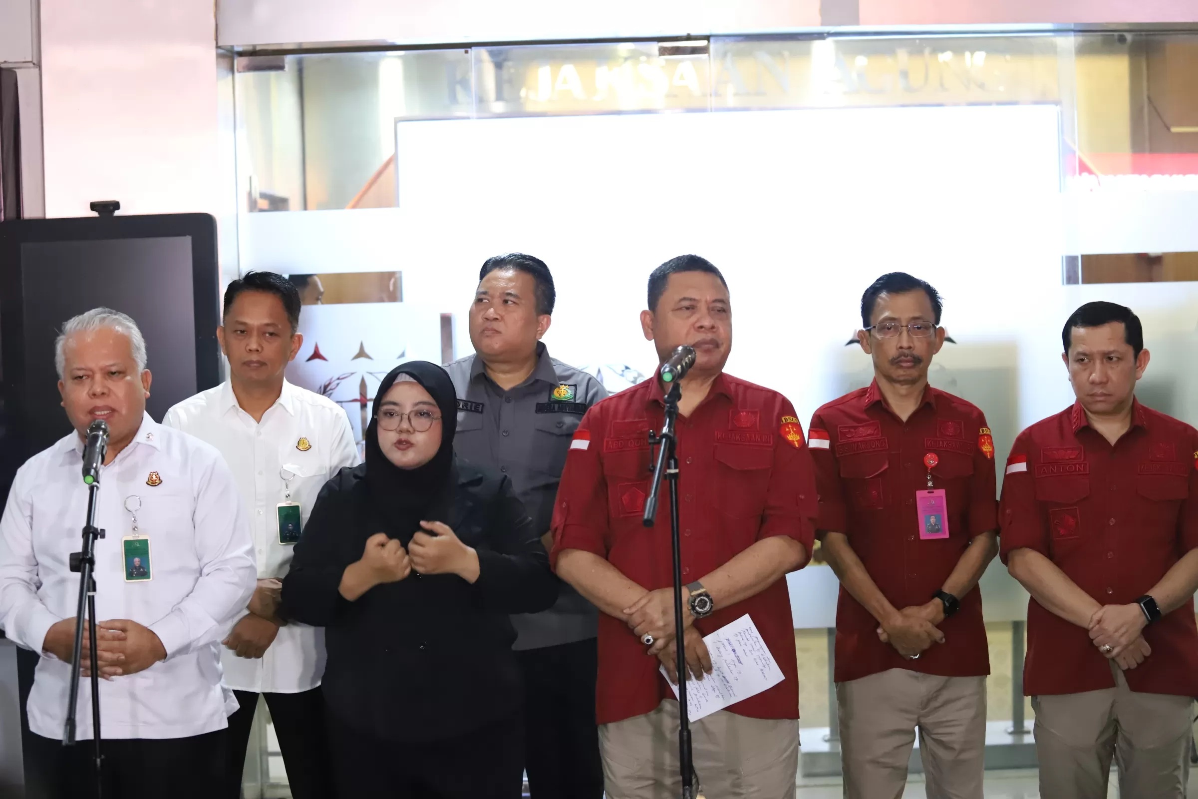 Kapuspenkum Kejagung Harli Siregar bersama Dirdik Jampidsus Kejagung Abdul Qohar saat konferensi pers terkait tiga Hakim PN Surabaya Terjaring OTT Kejagung. (Dery Ridwansah/ JawaPos.com)