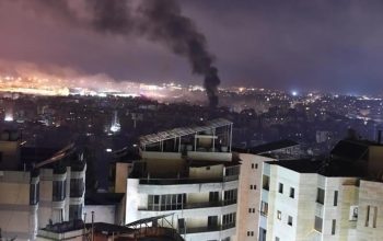 Asap hitam terlihat dari kawasan yang terkena serangan udara Israel di kawasan Kola, Beirut, pada 30 September 2024. (Anadolu/py)