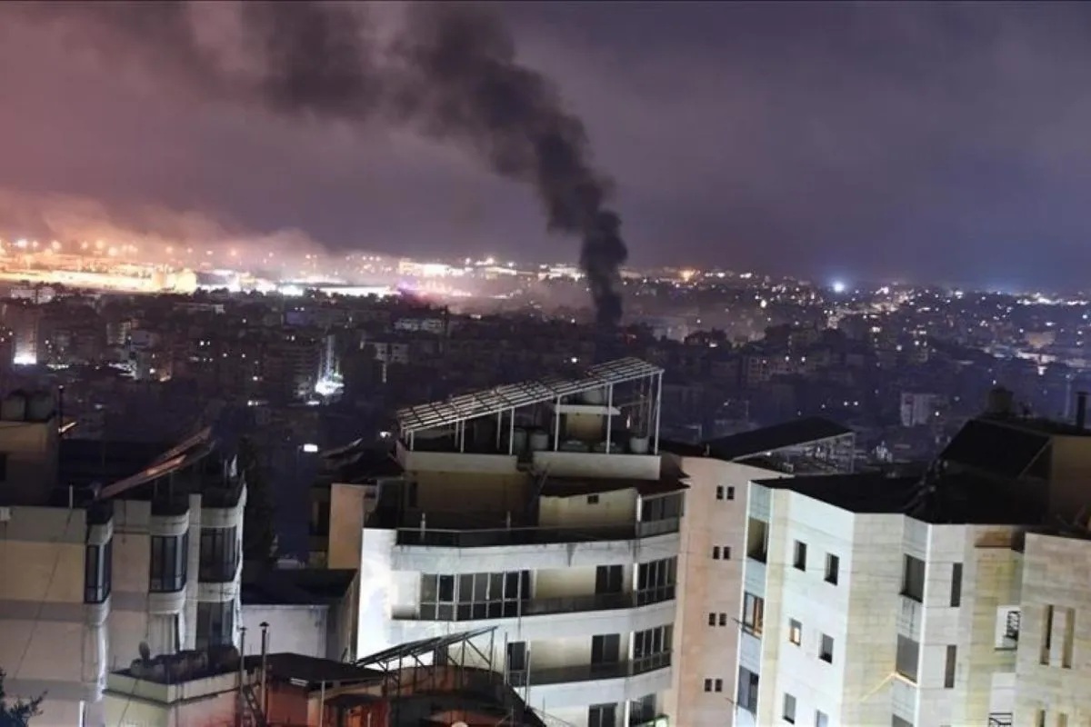 Asap hitam terlihat dari kawasan yang terkena serangan udara Israel di kawasan Kola, Beirut, pada 30 September 2024. (Anadolu/py)